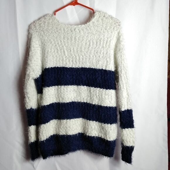 Knox Rose fuzzy sweater - Picture 4 of 4